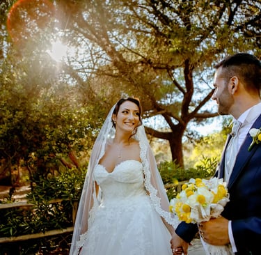 sposa felice in una pineta di ragusa