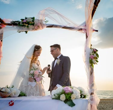 una sposa e uno sposo in piedi davanti a una cerimonia nuziale in spiaggia