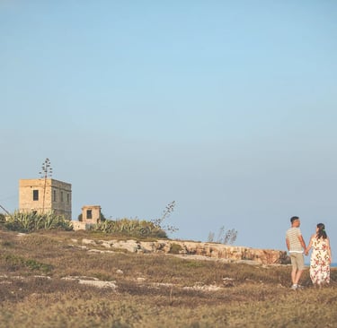 un uomo e una donna che camminano su una scogliera