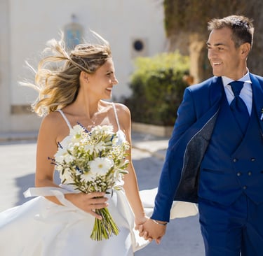 una sposa e uno sposo che camminano per strada
