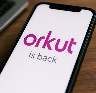 Smartphone exibindo a tela inicial do novo Orkut com o logo em destaque, apoiado sobre uma mesa de m
