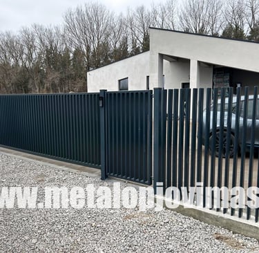 Metalinės šukos tvora
