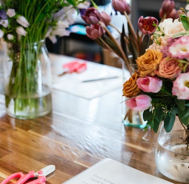 a table with a vase of flowers and a pen at Kinntor