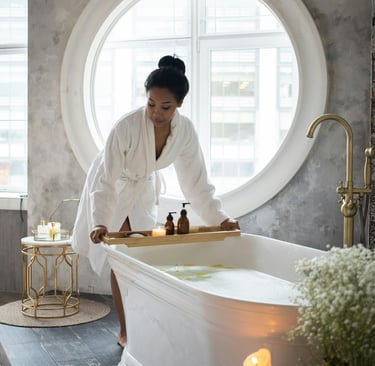 Jeune femme en robe de bain à côté de sa baignoire