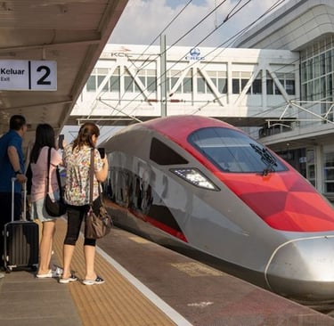 Stasiun Padalarang dan Tegalluar Summarecon dipadati penumpang Kereta Cepat Whoosh. KCIC mencatat penjualan 18.000 tiket, seb