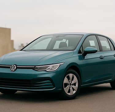 imagen de un coche compacto moderno desplazándose por una urbe europea con restricciones de tráfico