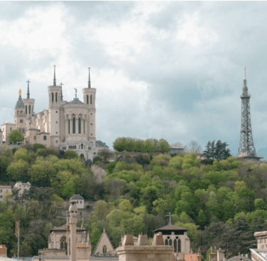 Vue sur la colline de Fourvière à Lyon, avec la Basilique et la Tour Métallique.
