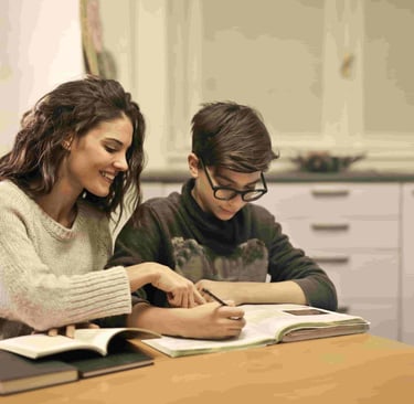 Image d'un adolescent faisant ses devoirs qui pourrait bénéficier d'un suivi de graphopédagogie.