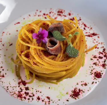 spaghetti allo zafferano su fonduta di formaggio e alici