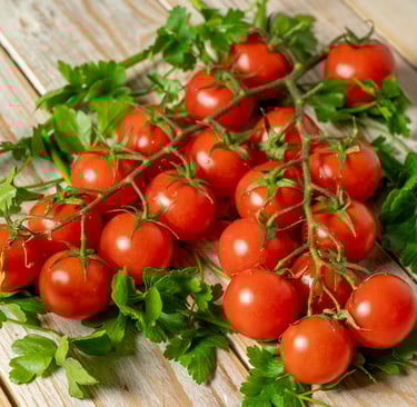 pomodori rossi su tagliere di legno