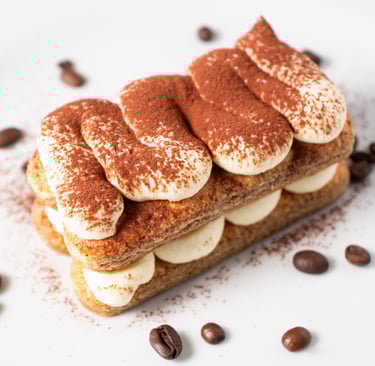 piatto bianco con dolce tiramisù al caffè