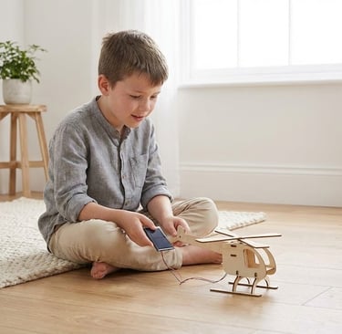 Kind speelt met speelgoed helicopter