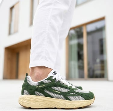 groene schoenen met een witte broek