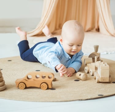baby speelt met houten speelgoed