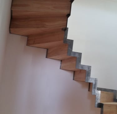 escalier artisanal en bois et fer