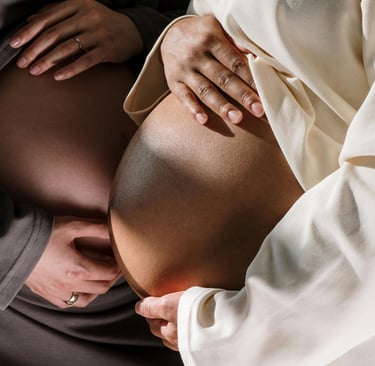 zwei schwangere Frauen stehen nebeneinander