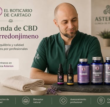 Fisioterapeuta de Clínica Asterion junto a aceites CBD y suplementos de El Boticario de Cartago en T