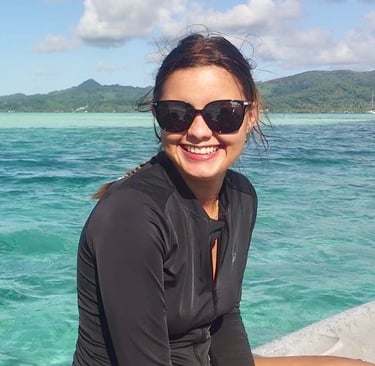 Morgane souriante sur une mer bleu lagon