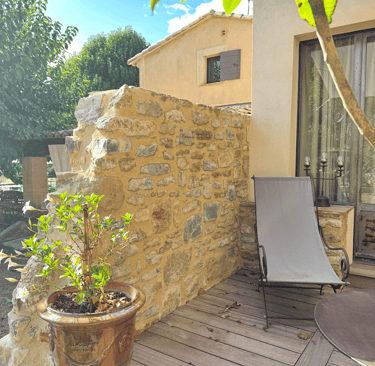 mur-en-pierre-uzes.jpg