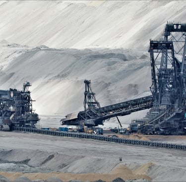 Maquinaria en mina a cielo abierto en Chile, tras caída de 1.6% en producción de cobre 2025. #Minería #cobre