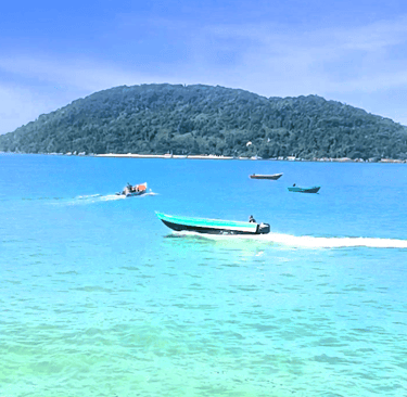 lanchas próximas a ilha do Prumirim