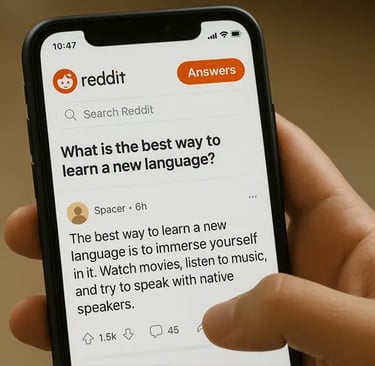Pessoa usando smartphone com aplicativo Reddit Answers aberto.