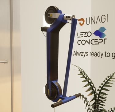 patinete electrico Unagi One Voyager en un soporte de pared