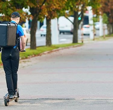 rider en patinete electrico