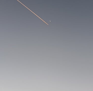 Image contrail à l'aurore