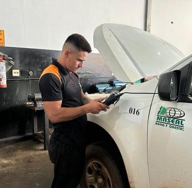 Mecânico buscando falhas e erros com scanner no veículo