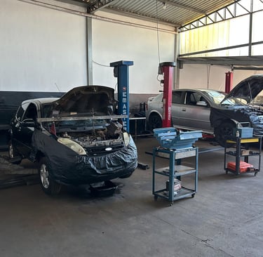 Foto carros nos elevadores da empresa em manutenção