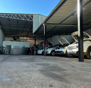 Foto do pátio da empresa com veículos multimarcas em manutenção