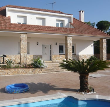 Piscina privada en el jardín de la vivienda.