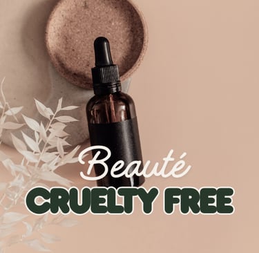 Flacon compte-gouttes dâhuile cosmĂ©tique sur fond beige avec le texte BeautĂ© cruelty free