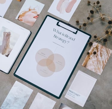 Photo illustrant un univers graphique et une palette de couleurs pour le service d'identité visuelle