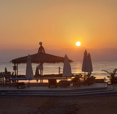 Zonsopgang vanaf het zwembad met uitzicht op zee in Egypte