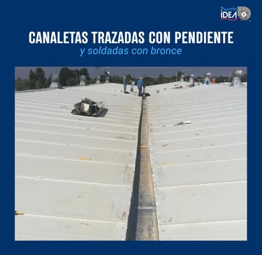Instalación de canaleta con pendiente para control de agua de lluvia en techo..