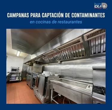 Campanas de acero inoxidable para captación de contaminantes en cocinas industriales de restaurantes.