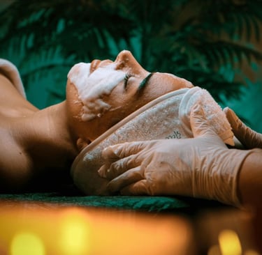 Carte-cadeau bien-être : une personne reçoit un soin du visage relaxant en cabine, idée cadeau beauté et détente.