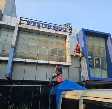 Jasa Bersih Kaca Gedung