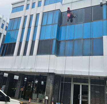 Jasa Bersih Kaca Gedung