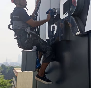 Jasa Bersih Kaca Gedung