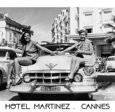 Scène élégante de mode française en 1947 : modèle posant sur une Cadillac devant l'hôtel Martinez à Cannes