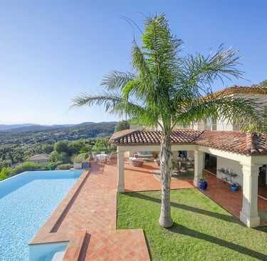 Vue aérienne d'une villa résidentiel à Hyères, capturée par un drone.