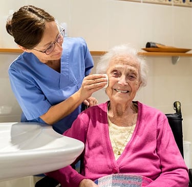 infirmière à domicile entrain de faire une toilette