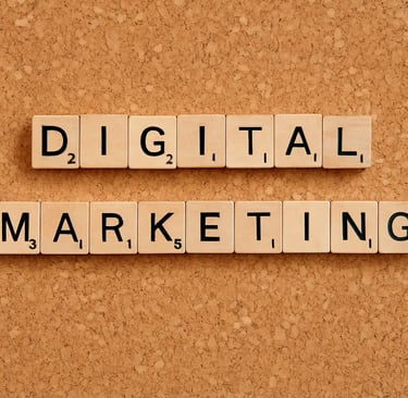 marketing digital écrit avec des lettres de scrabble