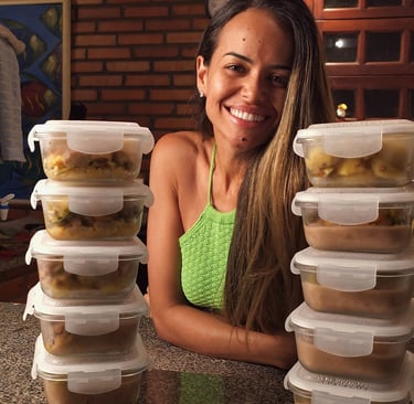 Rebeca Silva mostrando marmitas com refeições nutritivas e equilibradas