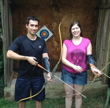 Casal animado no evento de arco e flecha
