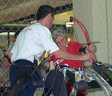 Simpática senhora no evento de arco e flecha