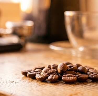 Granos de café de especialidad tueste medio para espresso.
